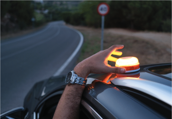 Lee más sobre el artículo Las balizas luminosas sustituirán a los triángulos a partir del 1 Julio 2021